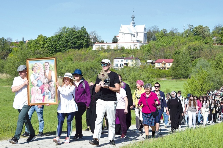 Pielgrzymom w drodze towarzyszyły relikwie i portret bł. rodziny Ulmów.