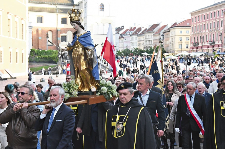 	Turyści i mieszkańcy chętnie robili zdjęcia posągowi Maryi.