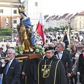 	Turyści i mieszkańcy chętnie robili zdjęcia posągowi Maryi.