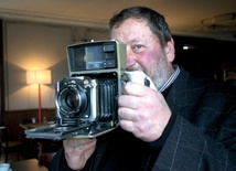 	Maciej pokazuje legendarny aparat, którym jego ojciec wykonał większość znanych zdjęć. 