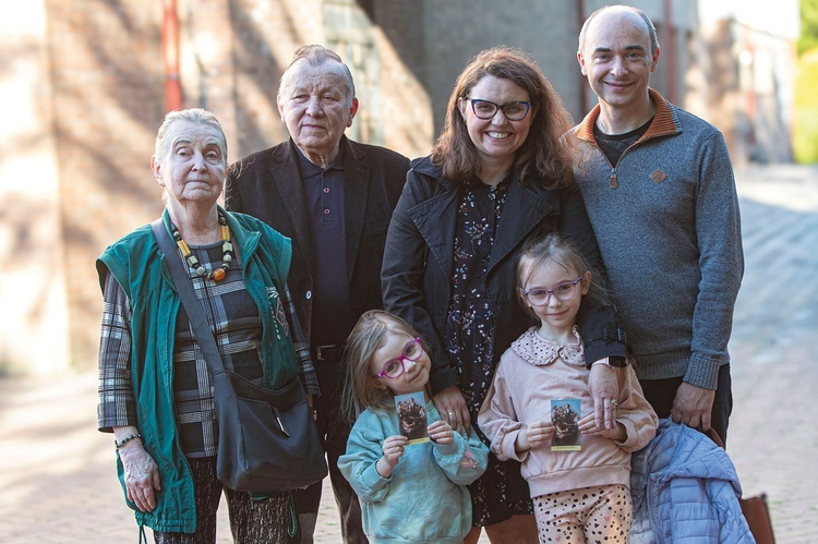 	– Wiele zawdzięczamy wstawiennictwu błogosławionych Markowian – mówią. W październiku urodzi się im wnuk,  syn i brat.