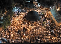 Etiopczycy celebrujący liturgię Świętego Ognia w bazylice Świętego Grobu.4.05.2024 Jerozolima, Izrael