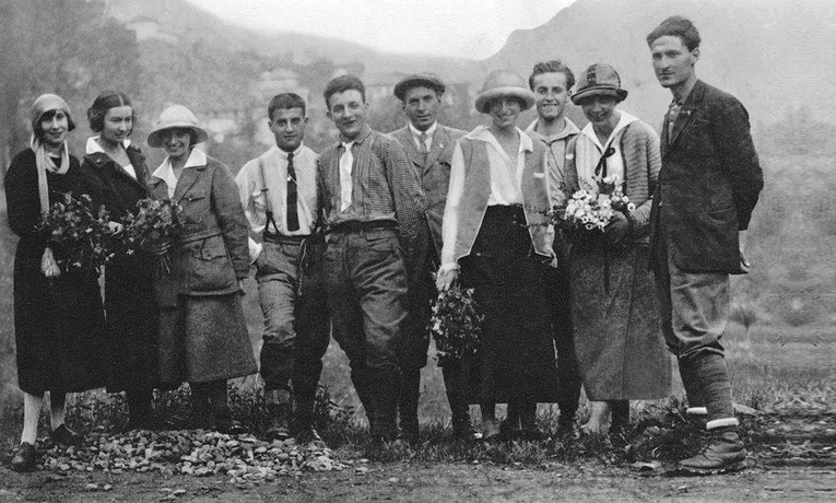 Pierwsi członkowie Towarzystwa Ciemnych Typów. Pier Giorgio Frassati czwarty od lewej.