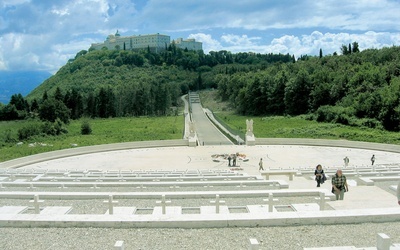 Widok na klasztor benedyktynów z Polskiego Cmentarza Wojennego na Monte Cassino.