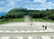 Widok na klasztor benedyktynów z Polskiego Cmentarza Wojennego na Monte Cassino.