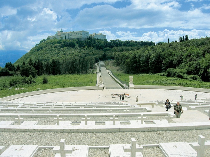 Widok na klasztor benedyktynów z Polskiego Cmentarza Wojennego na Monte Cassino.