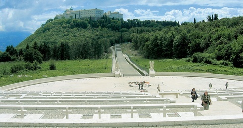 Widok na klasztor benedyktynów z Polskiego Cmentarza Wojennego na Monte Cassino.