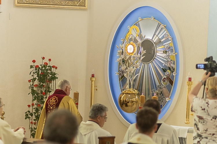 Rozpoczęcie wieczystej adoracji w kościele pw. Królowej Różańca Świętego w Dzierżoniowie