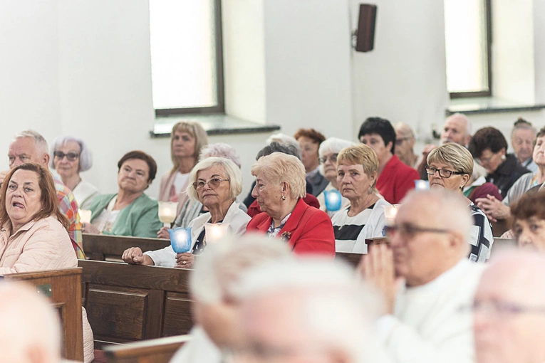 Rozpoczęcie wieczystej adoracji w kościele pw. Królowej Różańca Świętego w Dzierżoniowie
