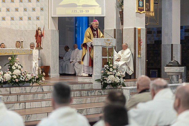 Rozpoczęcie wieczystej adoracji w kościele pw. Królowej Różańca Świętego w Dzierżoniowie