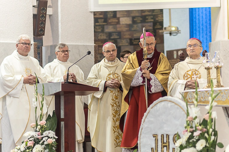Rozpoczęcie wieczystej adoracji w kościele pw. Królowej Różańca Świętego w Dzierżoniowie