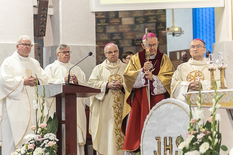 Rozpoczęcie wieczystej adoracji w kościele pw. Królowej Różańca Świętego w Dzierżoniowie