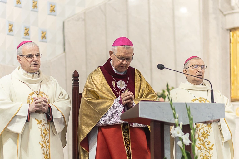 Rozpoczęcie wieczystej adoracji w kościele pw. Królowej Różańca Świętego w Dzierżoniowie
