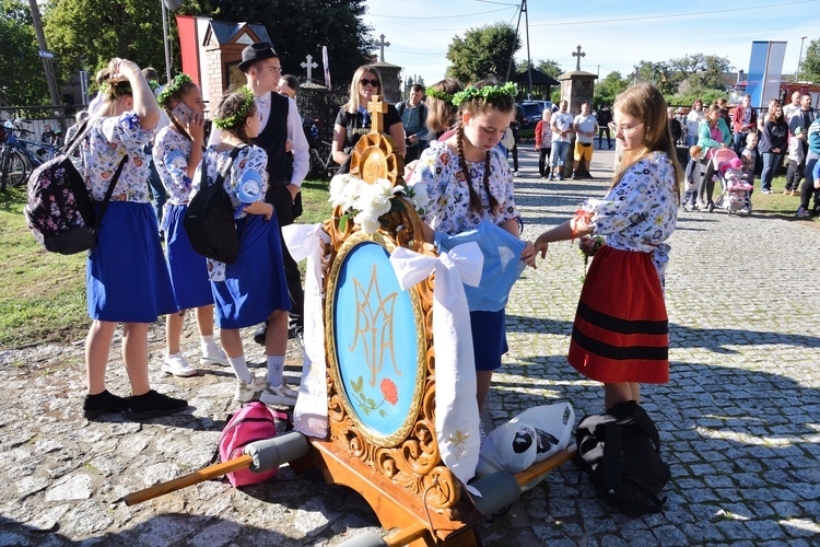 Kaszubskie pokłony feretronów