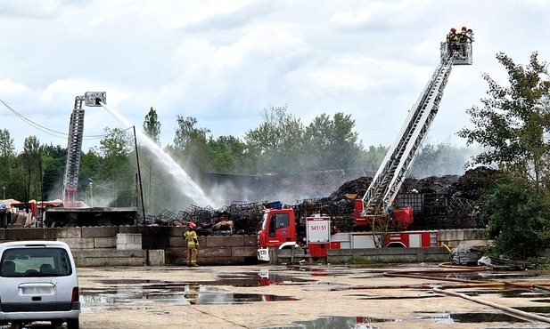 Siemianowice Śląskie. Koniec akcji strażaków na miejscu pożaru nielegalnego składowiska