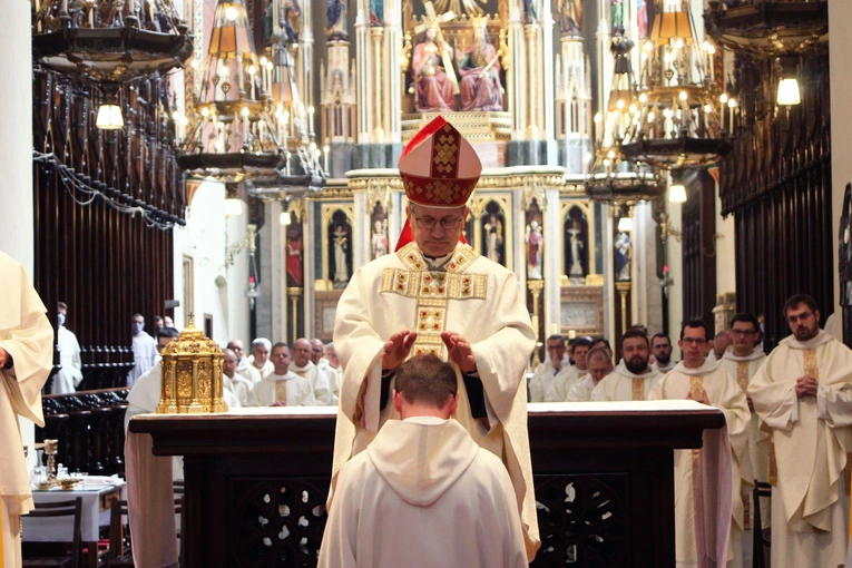 Miłość - powołanie do "więcej". Dominikanie mają nowych diakonów
