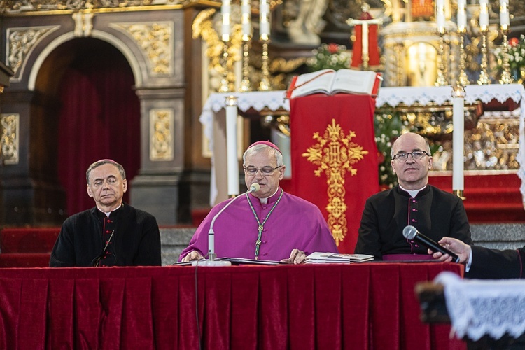 Po zakończeniu Eucharystii nastąpiła uroczysta intronizacja Ewangeliarza, po której członkowie Synodu złożyli wyznanie wiary, rozpoczynając w ten sposób pierwszą jego sesję. 