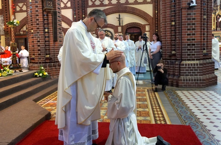 Święcenia ks. Patryka Adlera - nałożenie rąk