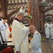 Święcenia ks. Patryka Adlera - nałożenie rąk