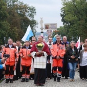 Bp Andrzej Jeż z pielgrzymami jasnogórskimi w 2018 roku. 