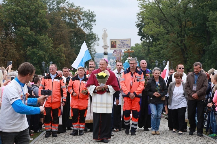 Bp Andrzej Jeż z pielgrzymami jasnogórskimi w 2018 roku. 