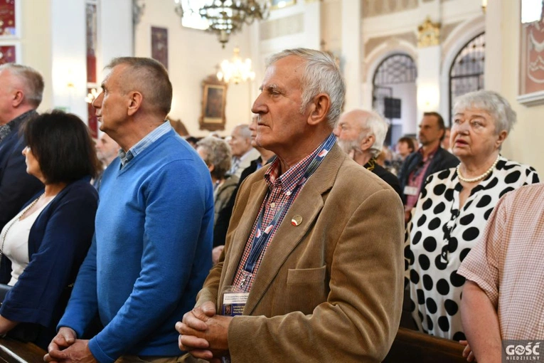 Działacze opozycji antykomunistycznej i osoby represjonowane na pielgrzymce w Rokitnie