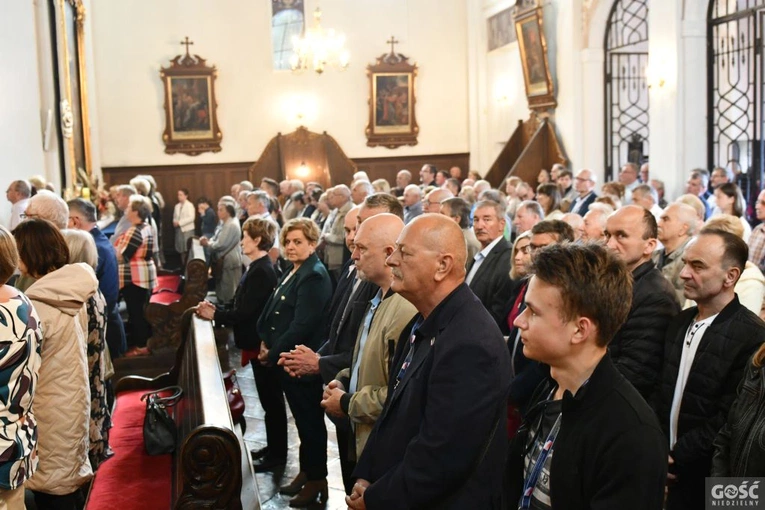 Działacze opozycji antykomunistycznej i osoby represjonowane na pielgrzymce w Rokitnie