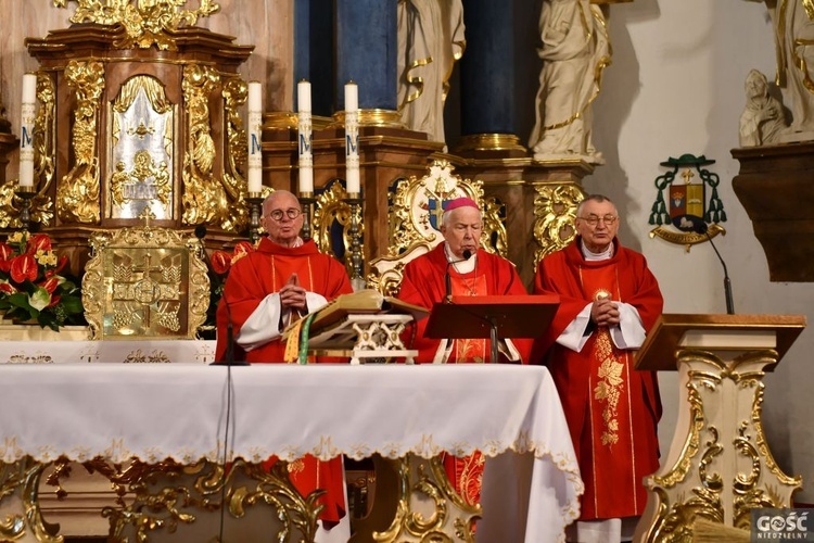 Działacze opozycji antykomunistycznej i osoby represjonowane na pielgrzymce w Rokitnie