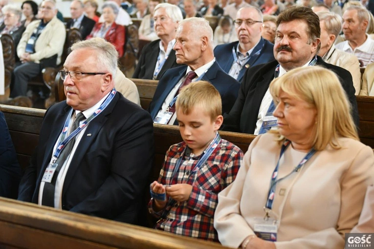 Działacze opozycji antykomunistycznej i osoby represjonowane na pielgrzymce w Rokitnie