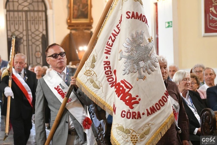 Działacze opozycji antykomunistycznej i osoby represjonowane na pielgrzymce w Rokitnie