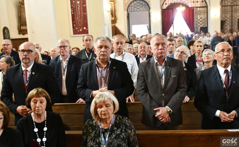 Działacze opozycji antykomunistycznej i osoby represjonowane na pielgrzymce w Rokitnie