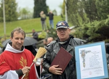 Pojazdy po Mszy św. pobłogosławił o. Albert Krzywański.