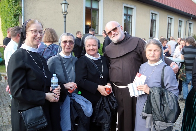 Otwarcie II Synodu Archidiecezji Wrocławskiej cz. 2 - świętowanie w ogrodach PWT