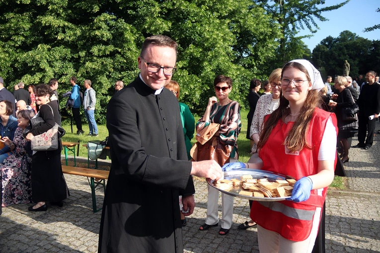 Otwarcie II Synodu Archidiecezji Wrocławskiej cz. 2 - świętowanie w ogrodach PWT