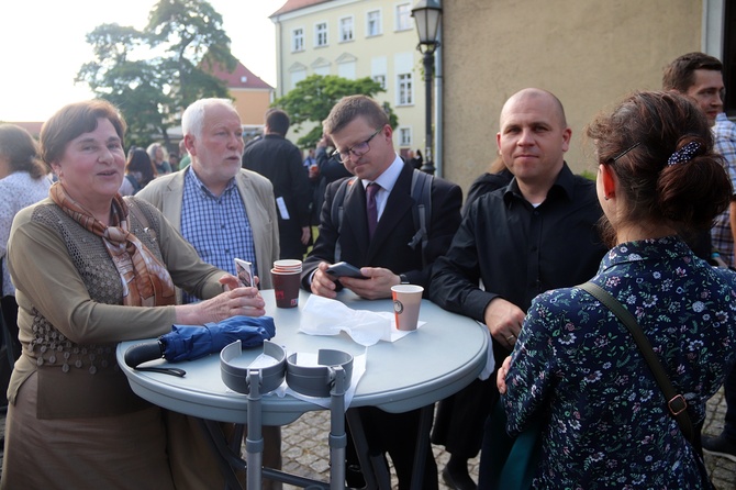 Otwarcie II Synodu Archidiecezji Wrocławskiej cz. 2 - świętowanie w ogrodach PWT