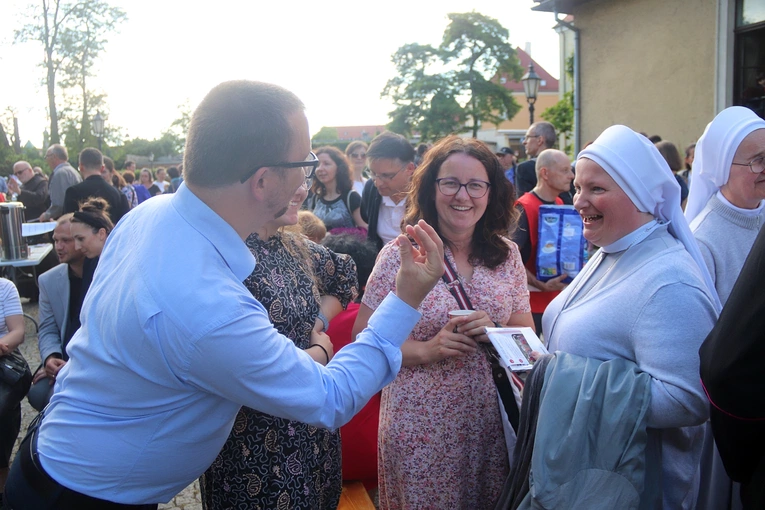 Otwarcie II Synodu Archidiecezji Wrocławskiej cz. 2 - świętowanie w ogrodach PWT