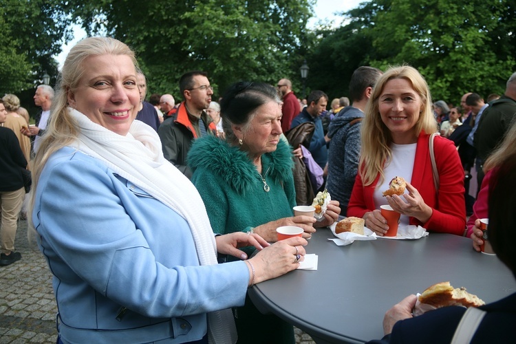 Otwarcie II Synodu Archidiecezji Wrocławskiej cz. 2 - świętowanie w ogrodach PWT