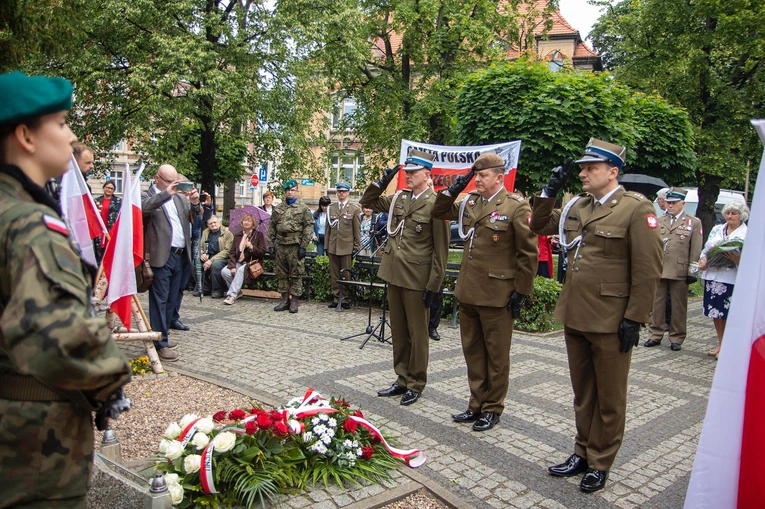 W spotkaniu wzięli udział także przedstawiciele środowisk patriotycznych i władz samorządowych.