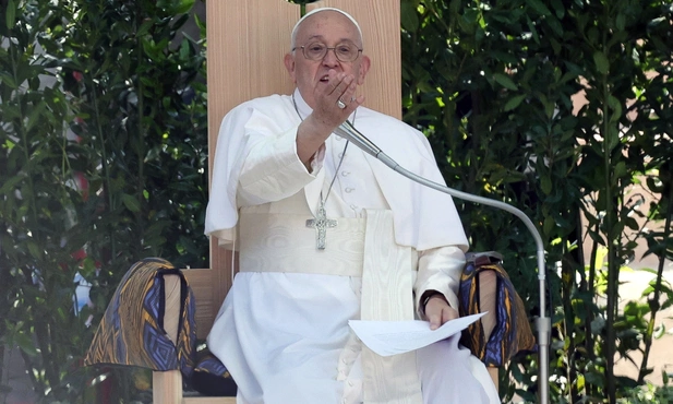 Franciszek wyjaśnia: zezwoliłem na błogosławieństwo osób, a nie związków homoseksualnych