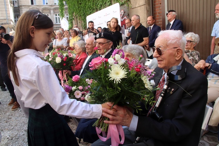 Odsłonięcie muralu pamięci z powstańcami warszawskimi we Wrocławiu