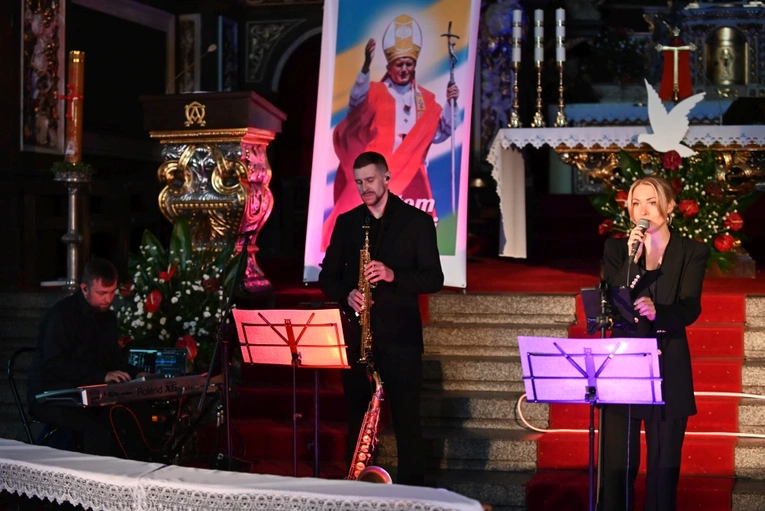 Ostatnim akcentem był koncert "Droga do świętości - Świdnica pamięta" w wykonaniu Moniki Wiśniowskiej-Basel z zespołem.