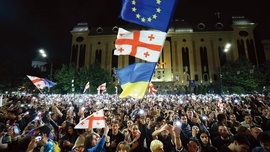 15 maja 2024. Protest przed parlamentem w Tbilisi przeciwko ustawie o zagranicznych wpływach.