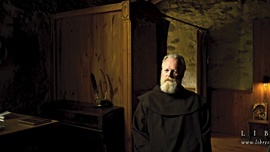 Występujący w filmie mniszki i mnisi z niezwykłą szczerością opowiadają o drodze, która zaprowadziła ich do klasztoru.