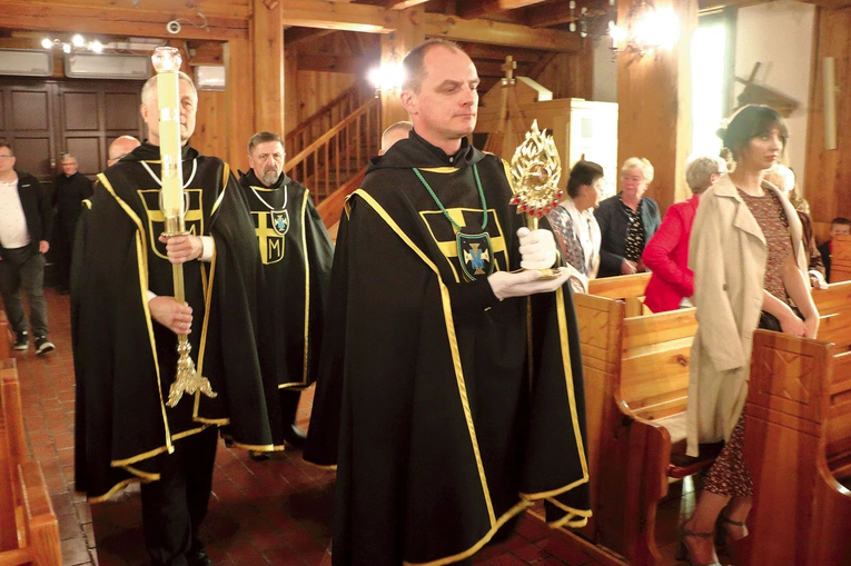 Wprowadzenie relikwii papieskich rozpoczęło uroczystość.