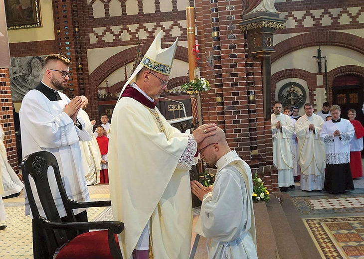 Nałożenie rąk i modlitwa – najistotniejszy gest sakramentu.