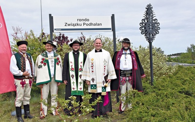 Obok znaku ustawiono parzenicę, którą zaprojektował Kacper Adamczyk, a wykonał Henryk Karcz.