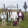 Obok znaku ustawiono parzenicę, którą zaprojektował Kacper Adamczyk, a wykonał Henryk Karcz.