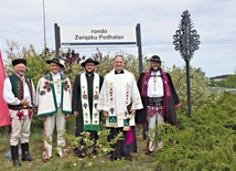 Obok znaku ustawiono parzenicę, którą zaprojektował Kacper Adamczyk, a wykonał Henryk Karcz.