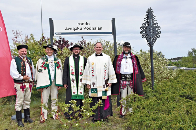 Obok znaku ustawiono parzenicę, którą zaprojektował Kacper Adamczyk, a wykonał Henryk Karcz.