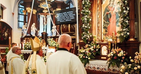 Abp Mieczysław Mokrzycki, metropolita lwowski, przed wizerunkiem wejherowskiej Pani.